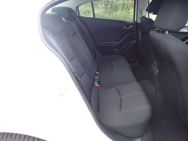 マツダ　アクセラ　セダン