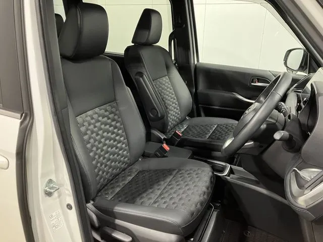 ヴォクシー ハイブリッド(トヨタ)の車両写真