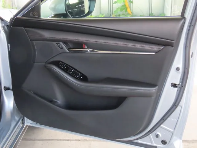 マツダ　ＭＡＺＤＡ３　セダン