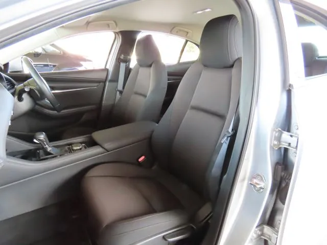 マツダ　ＭＡＺＤＡ３　セダン