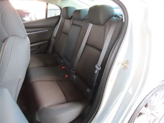 マツダ　ＭＡＺＤＡ３　セダン