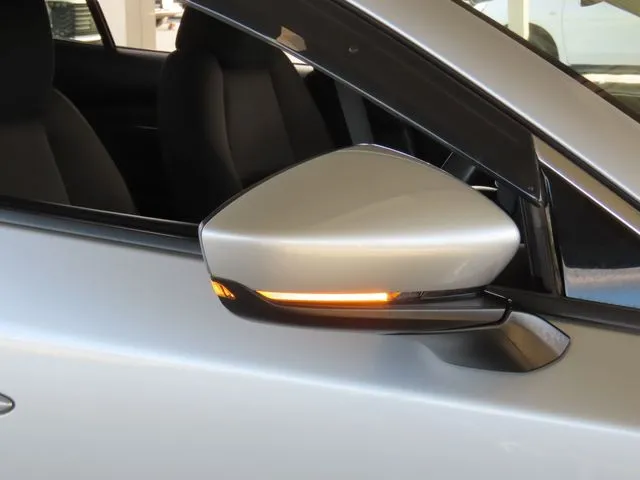 マツダ　ＭＡＺＤＡ３　セダン