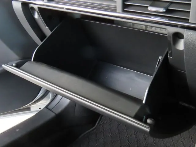 マツダ　ＭＡＺＤＡ３　セダン