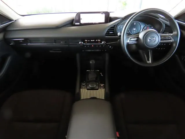 マツダ　ＭＡＺＤＡ３　セダン