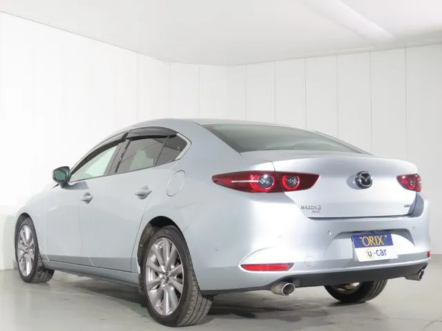 マツダ　ＭＡＺＤＡ３　セダン