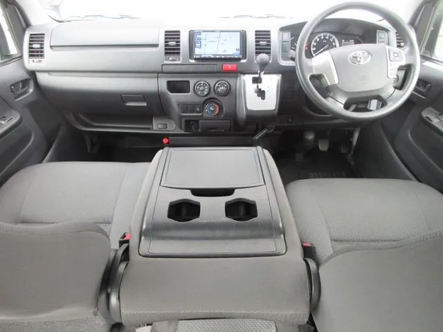 トヨタ ハイエースバン 4WD