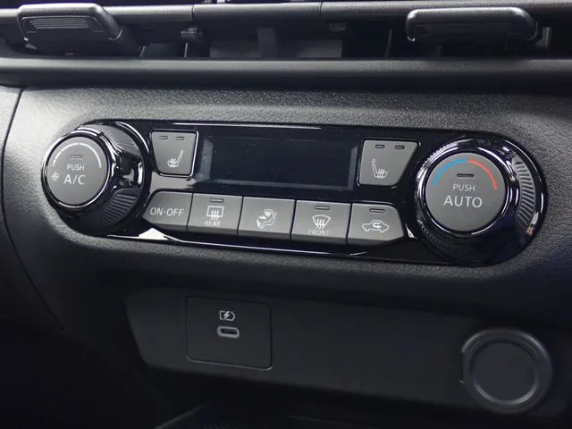 ニッサン ノート 4WD