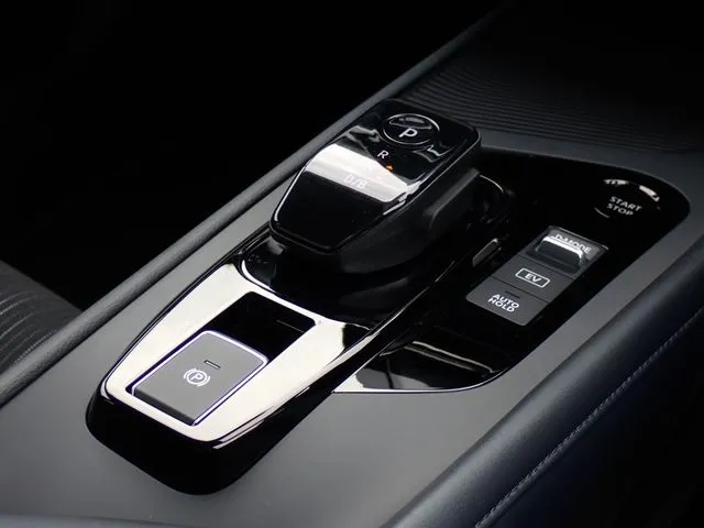 ニッサン ノート 4WD