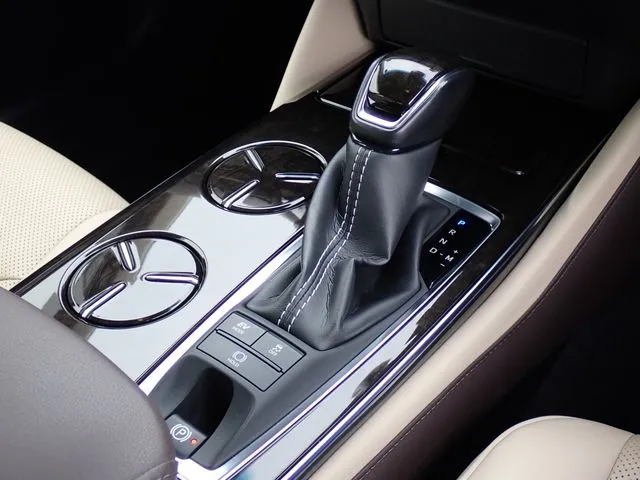 クラウン　セダン　ハイブリッド（トヨタ）の車両写真