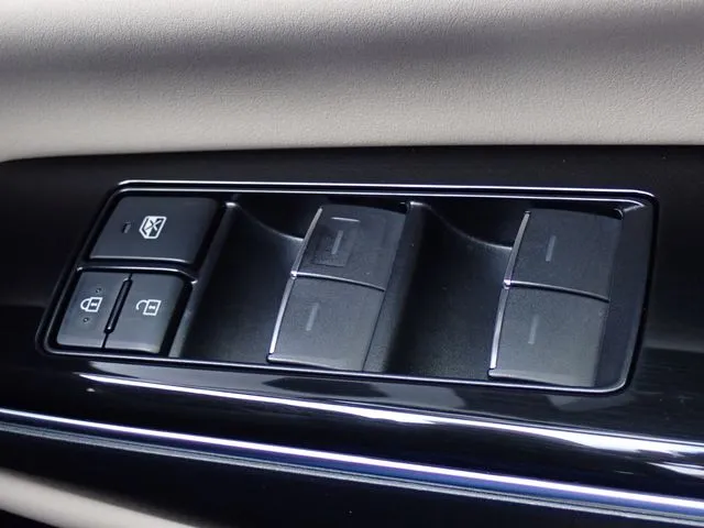 クラウン　セダン　ハイブリッド（トヨタ）の車両写真