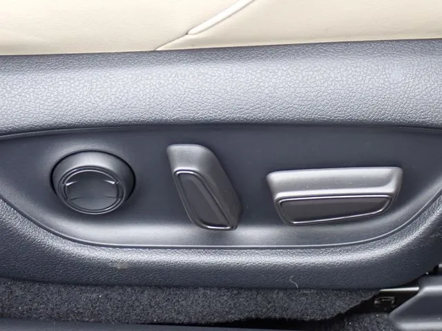 クラウン　セダン　ハイブリッド（トヨタ）の車両写真