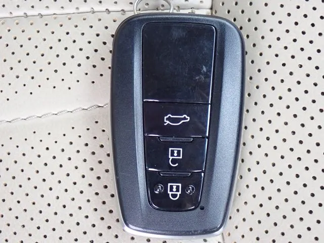 クラウン　セダン　ハイブリッド（トヨタ）の車両写真