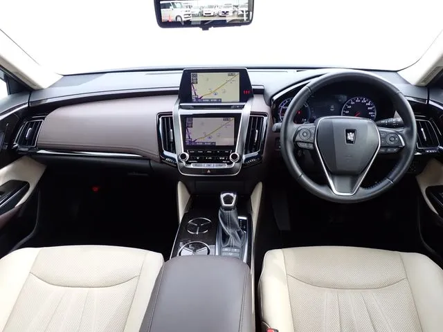 クラウン　セダン　ハイブリッド（トヨタ）の車両写真