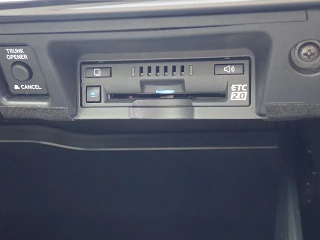 クラウン　セダン　ハイブリッド（トヨタ）の車両写真