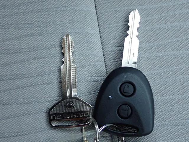 ミラ　イース（ダイハツ）の車両写真