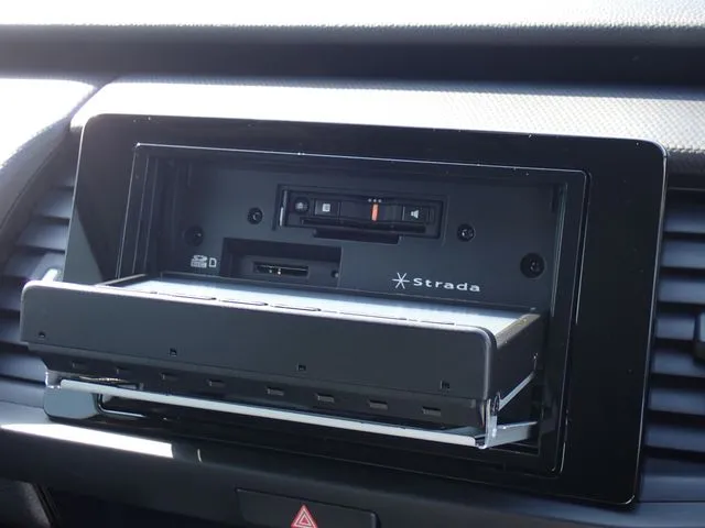 ホンダ　フィット　ｅ：ＨＥＶ　４ＷＤ