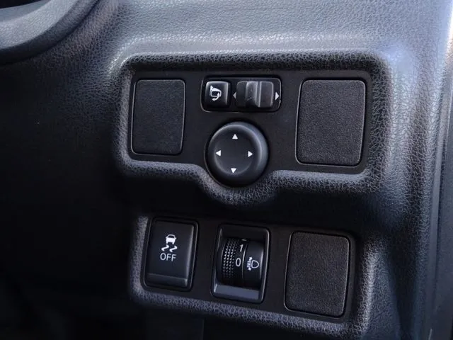 ニッサン ノート 4WD