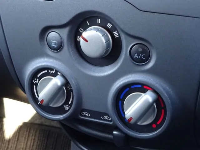 ニッサン ノート 4WD