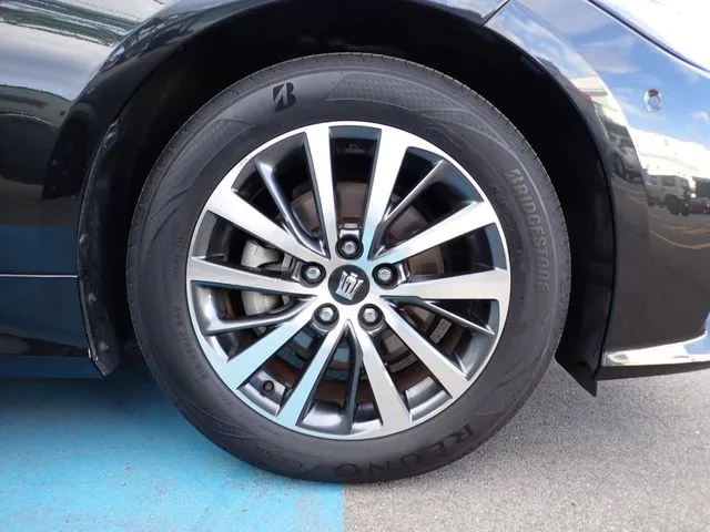 クラウン セダン ハイブリッド(トヨタ)の車両写真