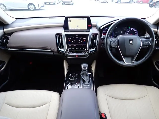 クラウン セダン ハイブリッド(トヨタ)の車両写真