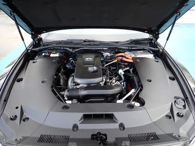 クラウン セダン ハイブリッド(トヨタ)の車両写真