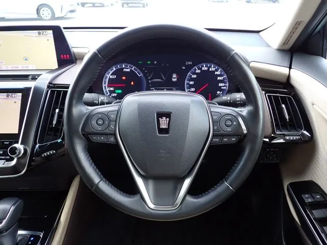 クラウン セダン ハイブリッド(トヨタ)の車両写真