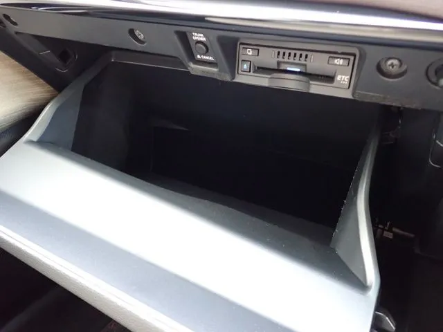 クラウン セダン ハイブリッド(トヨタ)の車両写真