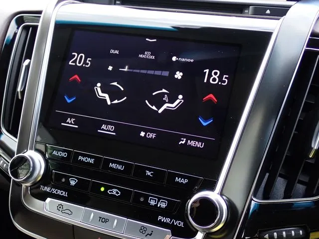 クラウン セダン ハイブリッド(トヨタ)の車両写真