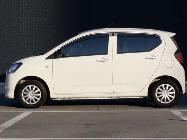 ミラ　イース（ダイハツ）の車両写真