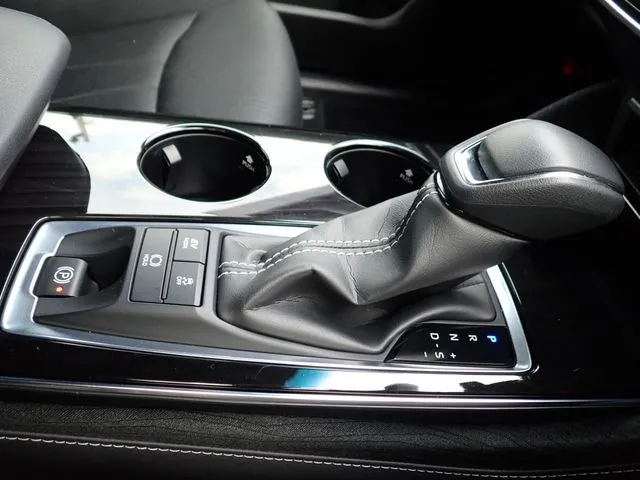 トヨタ　クラウン　セダン　ハイブリッド