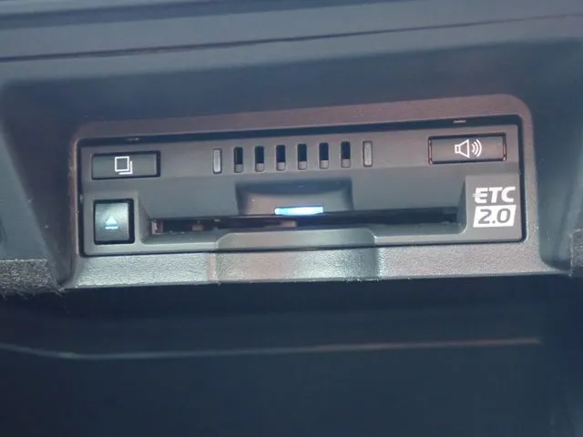 トヨタ　クラウン　セダン　ハイブリッド