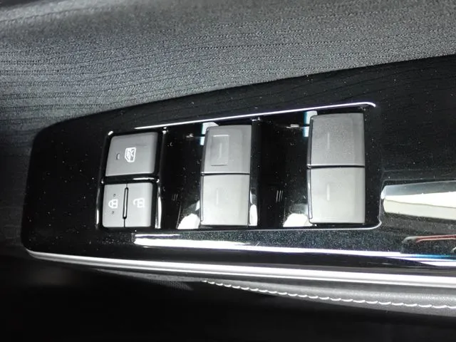 トヨタ　クラウン　セダン　ハイブリッド