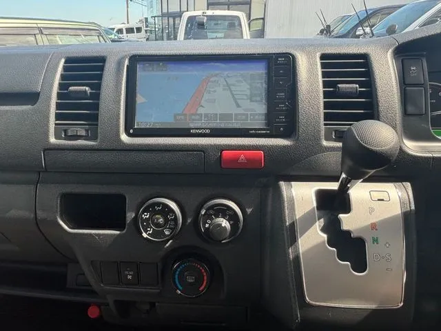 トヨタ ハイエースバン 4WD