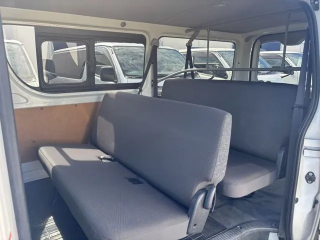 トヨタ ハイエースバン 4WD