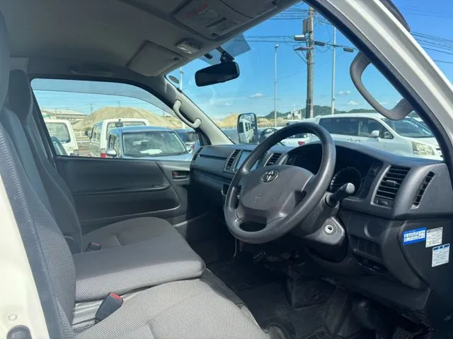 トヨタ ハイエースバン 4WD