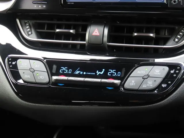 トヨタ　Ｃ－ＨＲ　４ＷＤ