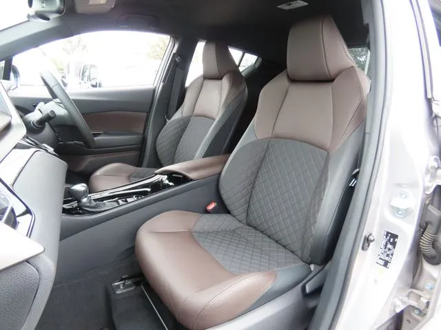 トヨタ　Ｃ－ＨＲ　４ＷＤ