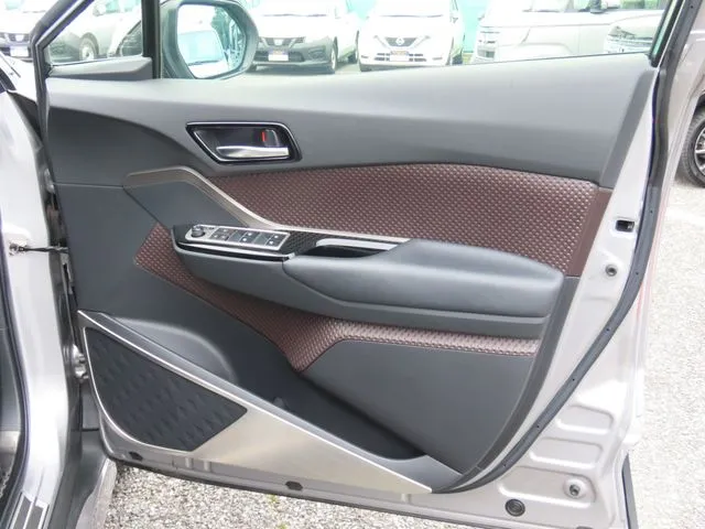 トヨタ　Ｃ－ＨＲ　４ＷＤ