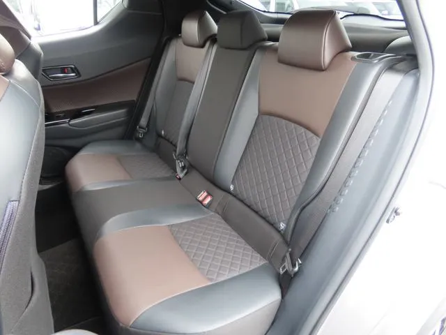 トヨタ　Ｃ－ＨＲ　４ＷＤ