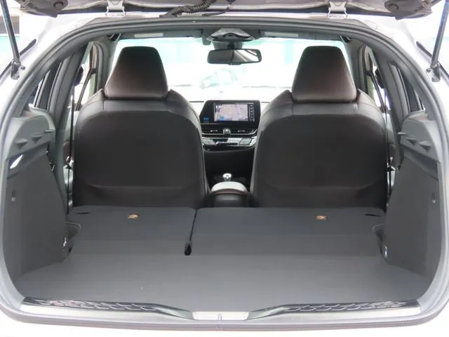 トヨタ　Ｃ－ＨＲ　４ＷＤ