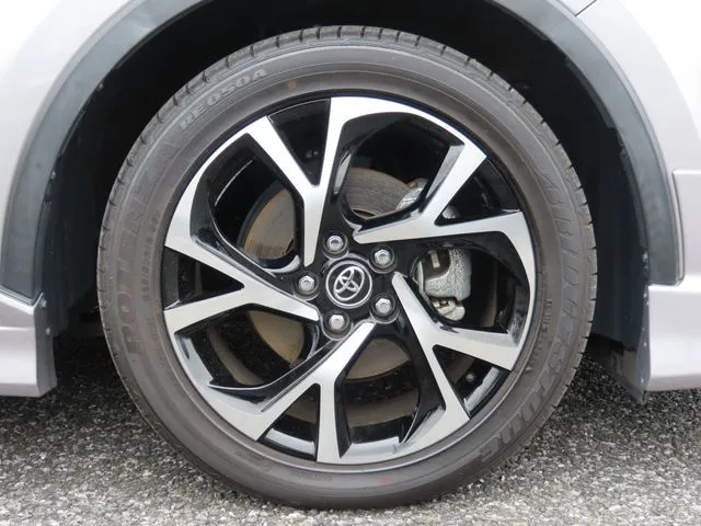 トヨタ　Ｃ－ＨＲ　４ＷＤ