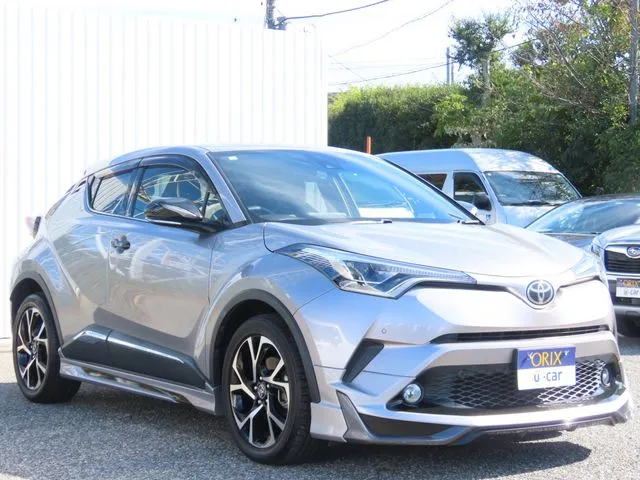 トヨタ　Ｃ－ＨＲ　４ＷＤ