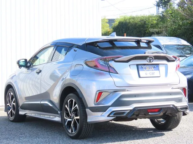 トヨタ　Ｃ－ＨＲ　４ＷＤ