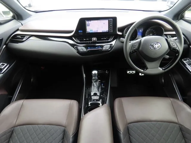 トヨタ　Ｃ－ＨＲ　４ＷＤ