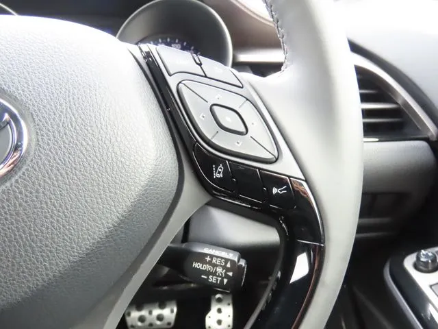 トヨタ　Ｃ－ＨＲ　４ＷＤ