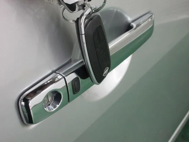 ニッサン　セレナ　４ＷＤ