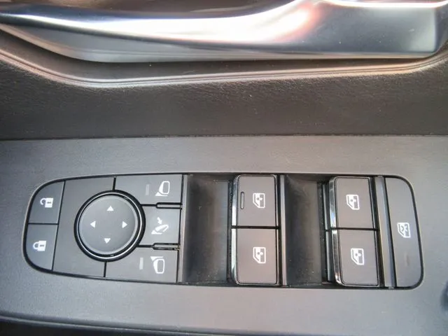 ニッサン セレナ 4WD