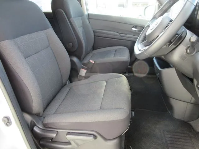 ニッサン セレナ 4WD