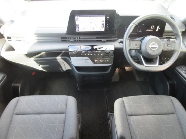 ニッサン セレナ 4WD