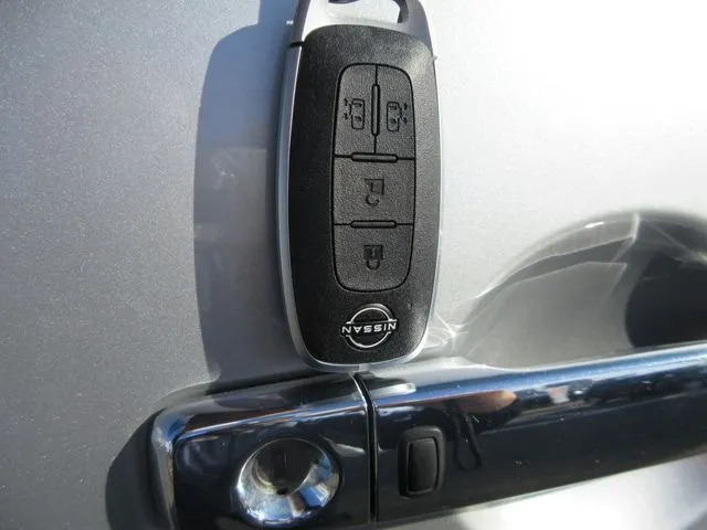 ニッサン セレナ 4WD